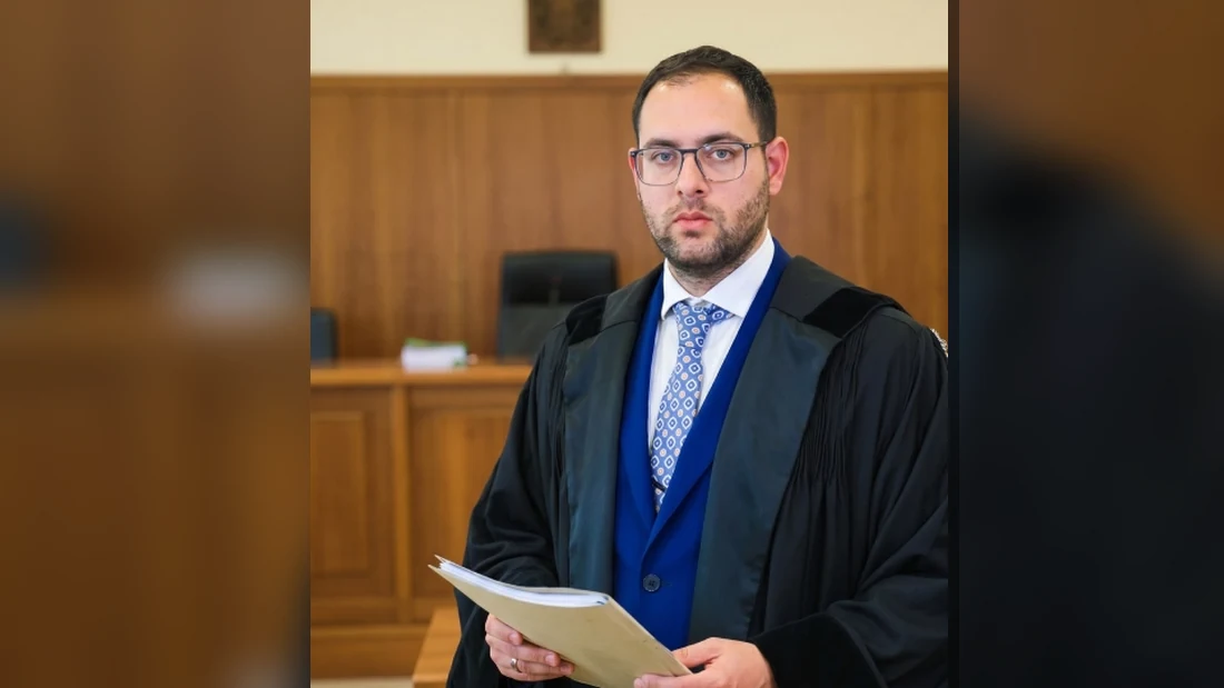 Attendibilita vittima card orizzontale Avvocato Francesco Paolo Ricci in toga in aula